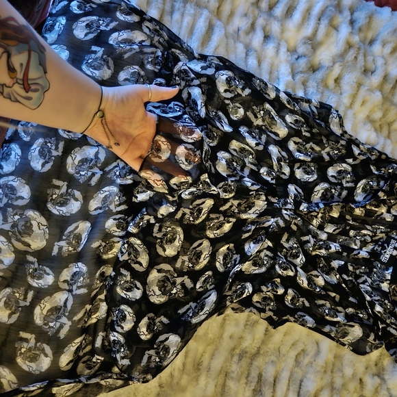 Hot topic skull hi low top - Picture 2 of 3